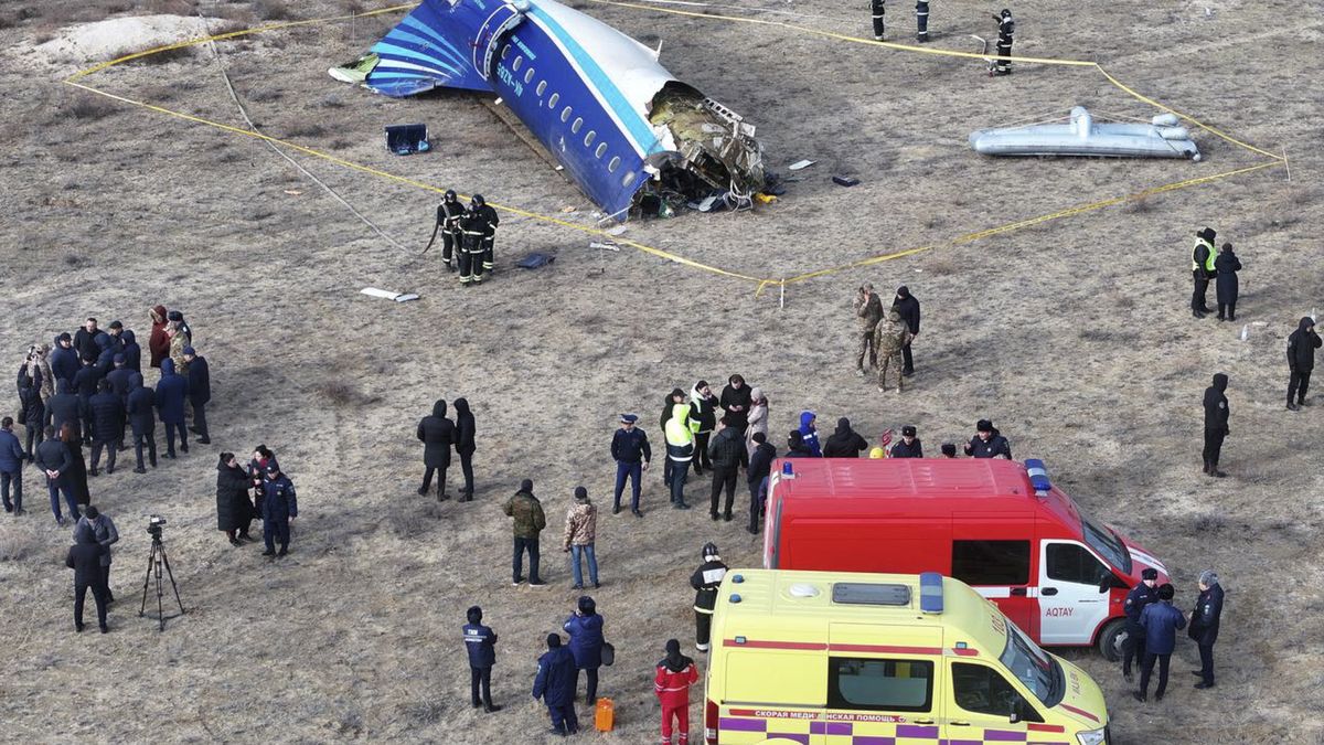 epaselect epa11792889 Emergency specialists work at the crash site of a passenger plane near Aktau, Kazakhstan, 25 December 2024. Azerbaijan Airlines Embraer ERJ-190AR passenger plane flying from Baku to Grozny crashed some three kilometres away from the city of Aktau. According to preliminary information, the incident was caused by a collision between the aircraft and a flock of birds. EPA/AZAMAT SARSENBAYEV Dostawca: PAP/EPA.