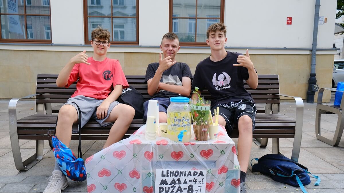 Chłopaki sprzedają lemoniadę na deptaku