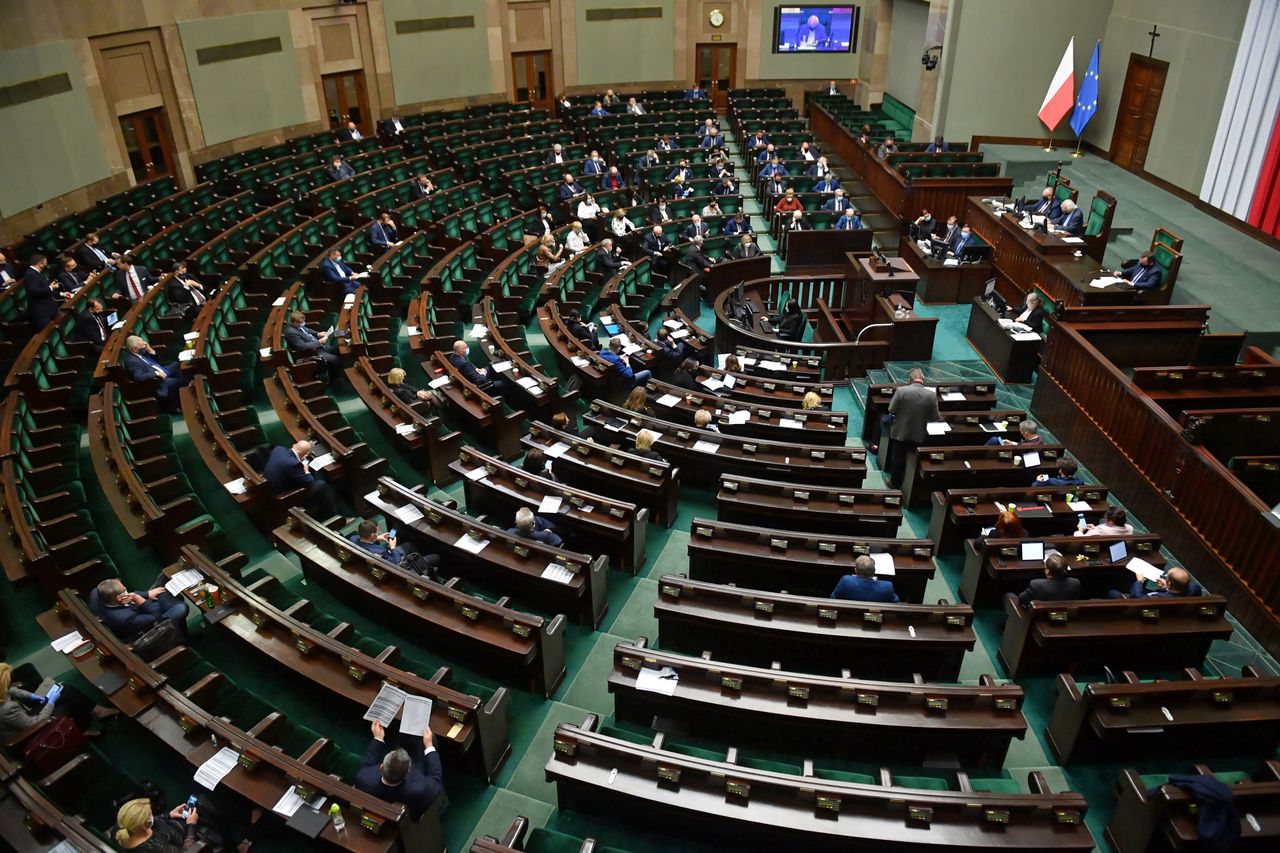 Krzyki w Sejmie. Przemysław Czarnek grzmi z mównicy, zwrócił się do posłów