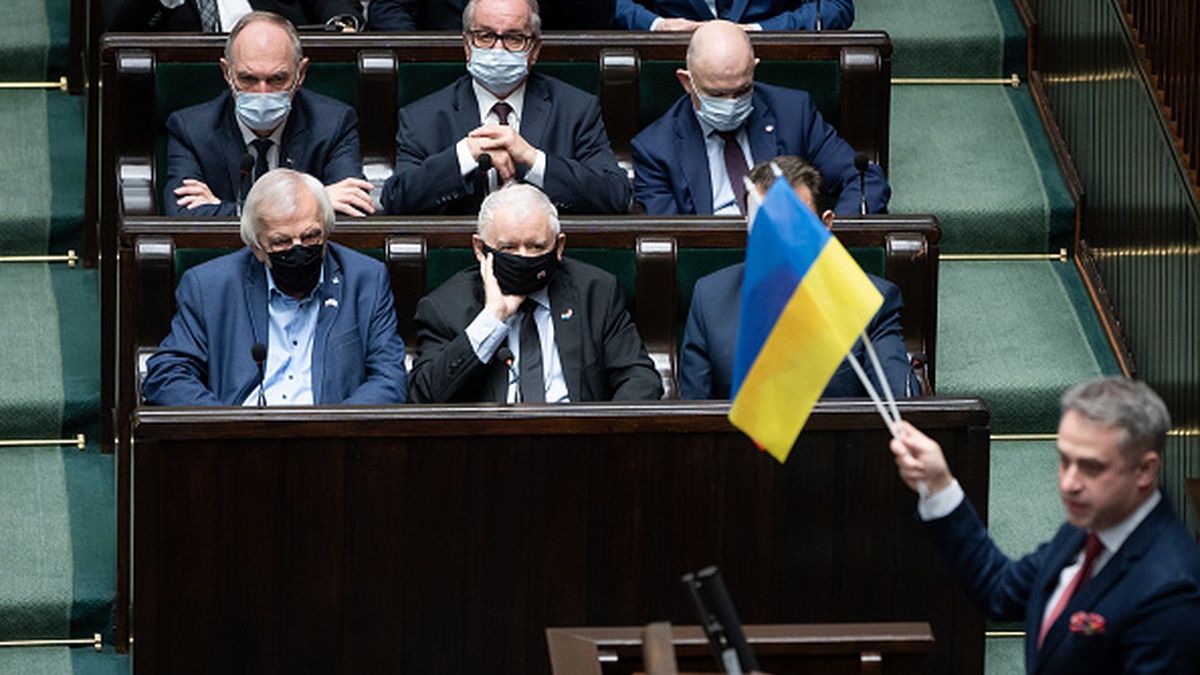 Jakimi przywilejami cieszą się polscy politycy? Wysoka pensja to zaledwie jeden z długiej listy!