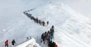 Śnieżka oblegana w słoneczne zimowe weekendy. "Jest skazana na popularność"