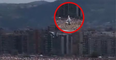 Na plaży były tłumy. Pilot wyprowadził F-18 w ostatniej chwili