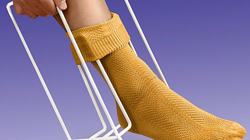 Nie lubisz zakładać skarpetek? Pomóż sobie specjalnym gadżetem! 1