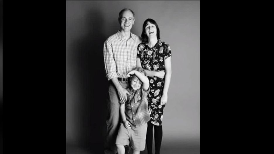 Przez 25 lat każdego roku robili sobie zdjęcie. Wiele osób zwraca uwagę na ważny szczegół