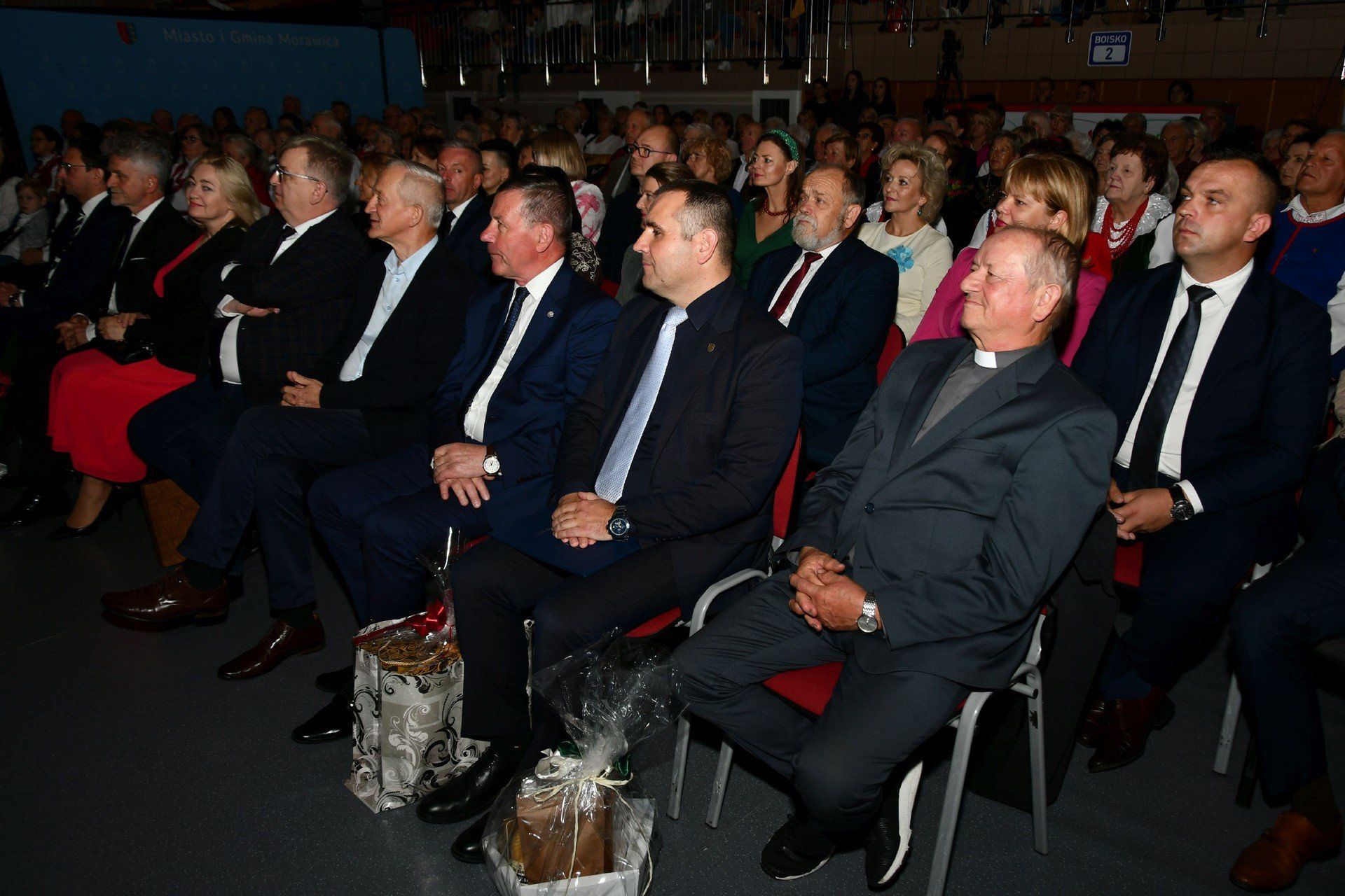 Widownia w hali sportowej w Bilczy była zapełniona po brzegi. Na zdjęciu podczas oglądania filmu o 35-leciu Rodzinnej Kapeli Korbanów. 