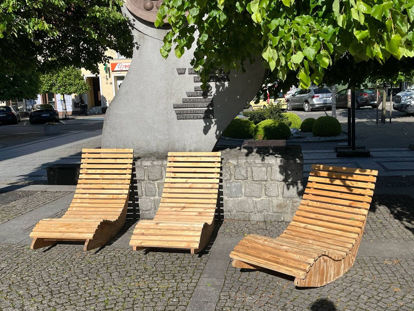 Zbliża się lato, a wraz z nią powstaje znana z ubiegłych lat strefa chilloutu. Miejsce, które pokochali młodsi i starsi mieszkańcy miasta. Na pufach i drewnianych leżakach mogą odpocząć w cieniu drzew i w sąsiedztwie fontanny