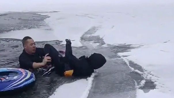 Chińczyk wyciągnął dziecko z lodowatej wody