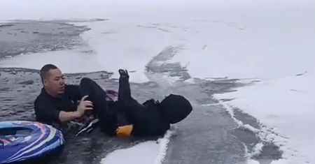 Wskoczył do lodowatej wody. Uratował dziecko. Ludzie rozpoznali bohatera