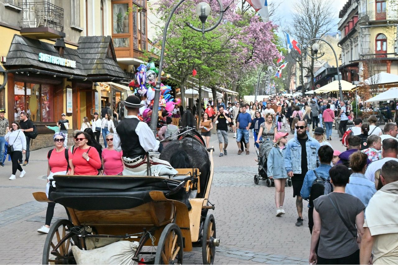 Kolejni turyści odkryli Zakopane. Zjeżdżają autokarami, płacą fortunę
