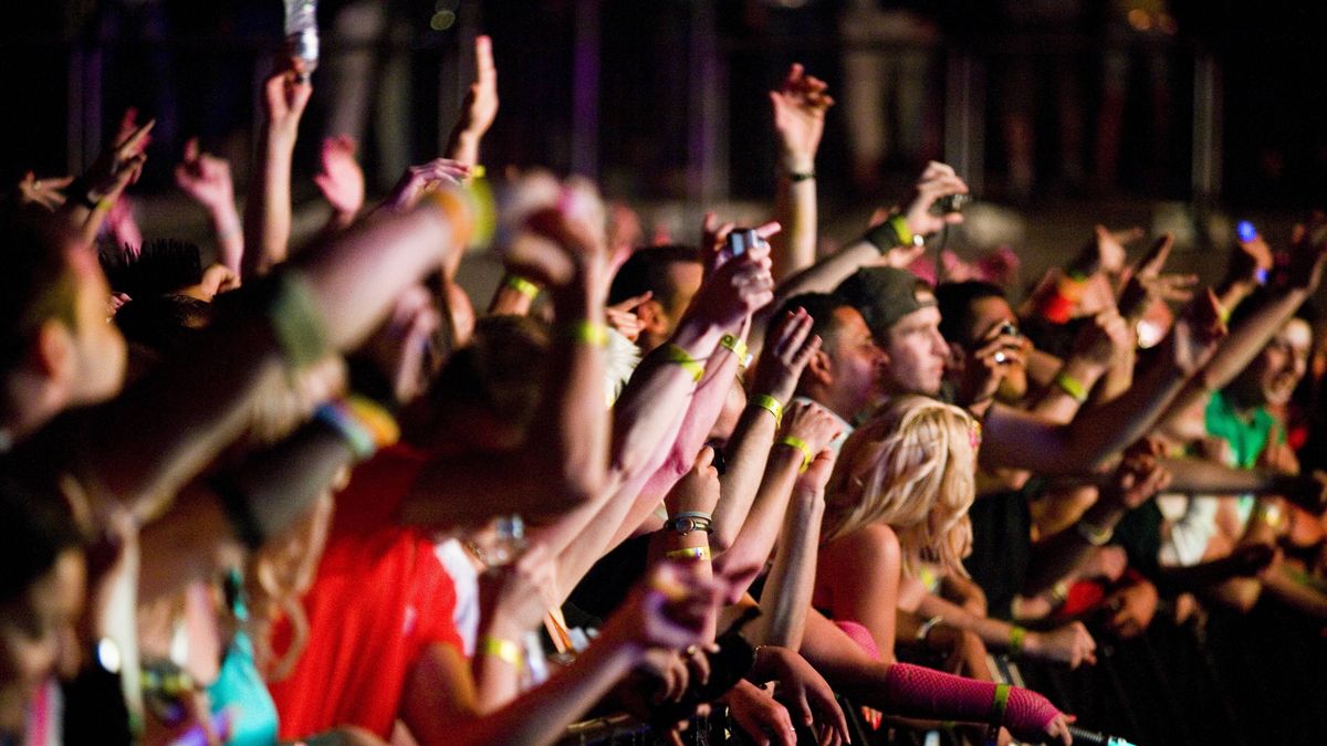 Taki tłum pod sceną to tylko wspomnienie. Po 17 lipca organizator ma zadbać o 2 metry odstępu...