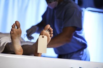 "To pani mama?". Bliscy zmarłych opisują traumę w prosektorium w Szpitalu Południowym