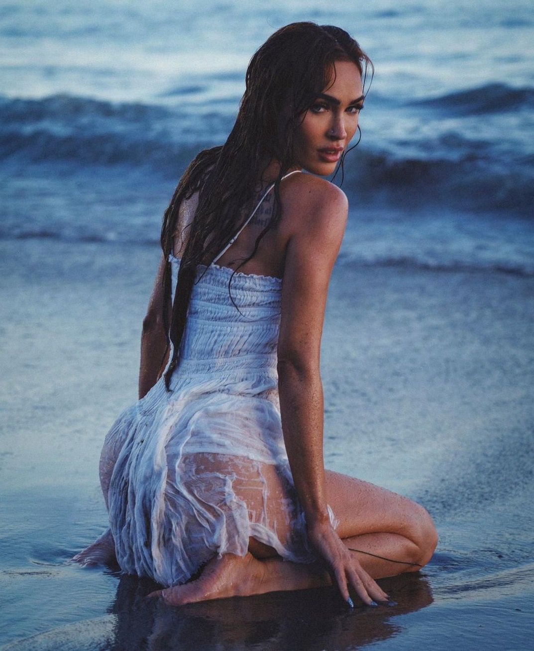 Megan Fox pozuje nad brzegiem morza, fot. Instagram.com/meganfox
