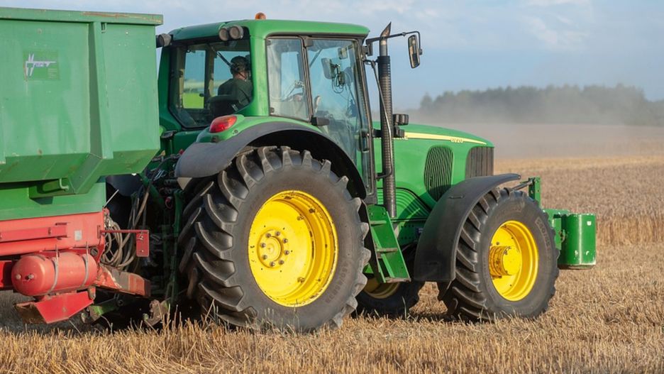Praca maszyn rolniczych zakłóca spokój jego rodziny.