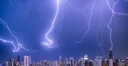 Trzy pioruny uderzyły w najwyższe budynki jednocześnie. Fotograf ujął to na zdjęciu