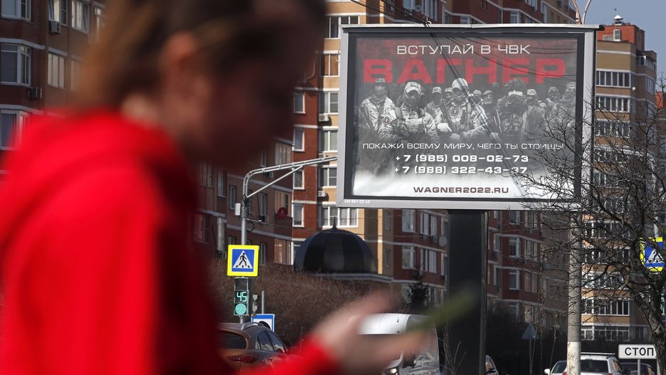 Daily life in Moscow
epa10569582 A woman walks in front of an advertising billboard reading 'Join the PMC Wagner' promoting the Wagner Group military company in a residential area in Moscow, Russia, 12 April 2023.  EPA/MAXIM SHIPENKOV 
Dostawca: PAP/EPA.
MAXIM SHIPENKOV
