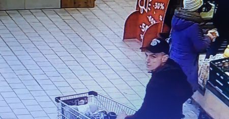 Wyjechał ze sklepu z pełnym koszykiem, nie płacąc za zakupy. Teraz szuka go policja