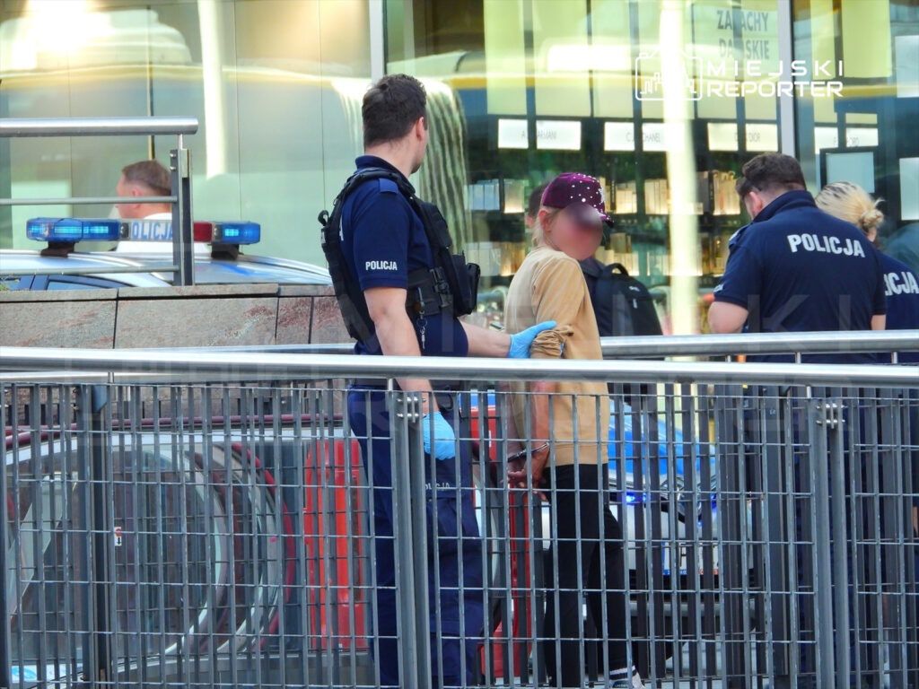 Warszawa: Atak nożem przed Złotymi Tarasami. Mężczyzna w stanie ciężkim w szpitalu