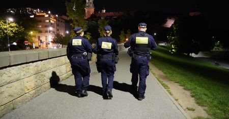 Zboczeniec w Krakowie. Szarpał za szorty. Wszystko nagrywał
