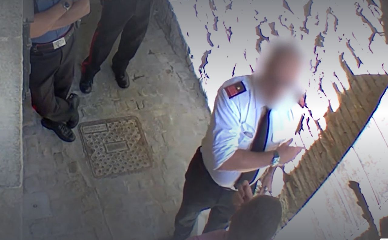 Karabinier dał mu w twarz. Atak widać na wideo. Włoch "wyparował" ze strachu