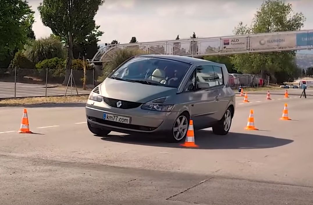 20-letnie Renault Avantime pobiło nowe auta w teście łosia. I to na słabych oponach