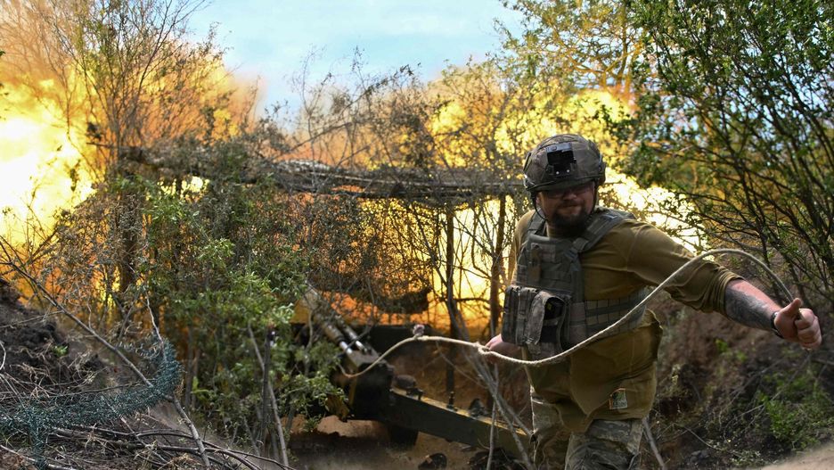 Wojna w Ukrainie rok 2023
A Ukrainian artilleryman fires a 2A36 Giatsint-B field gun toward Russian positions near Avdiivka in the Donetsk region on June 23, 2023, amid the Russian invasion of Ukraine. (Photo by Genya SAVILOV / AFP)
GENYA SAVILOV