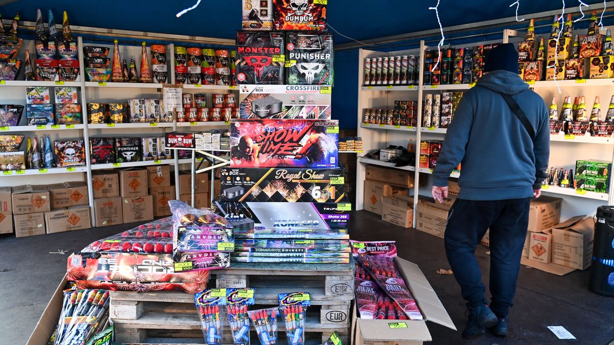 Szczecin, 29.12.2022. Sprzedaż fajerwerków w Szczecinie, 29 bm. (jm) PAP/Marcin Bielecki