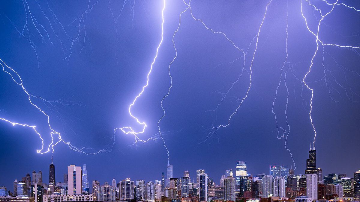 Trzy pioruny jednocześnie uderzył w największe budynki Chicago.