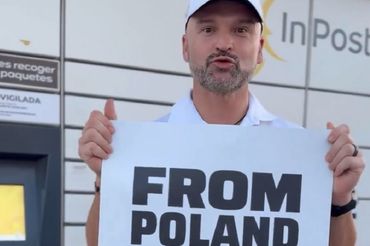 Szef InPostu Rafał Brzoska przed Paczkomatem