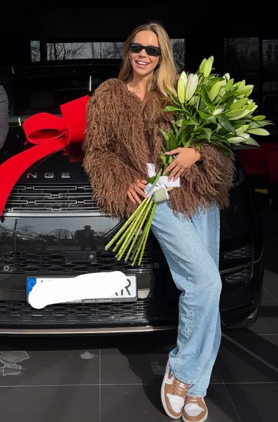Sandra Kubicka z kwiatami po kupnie auta