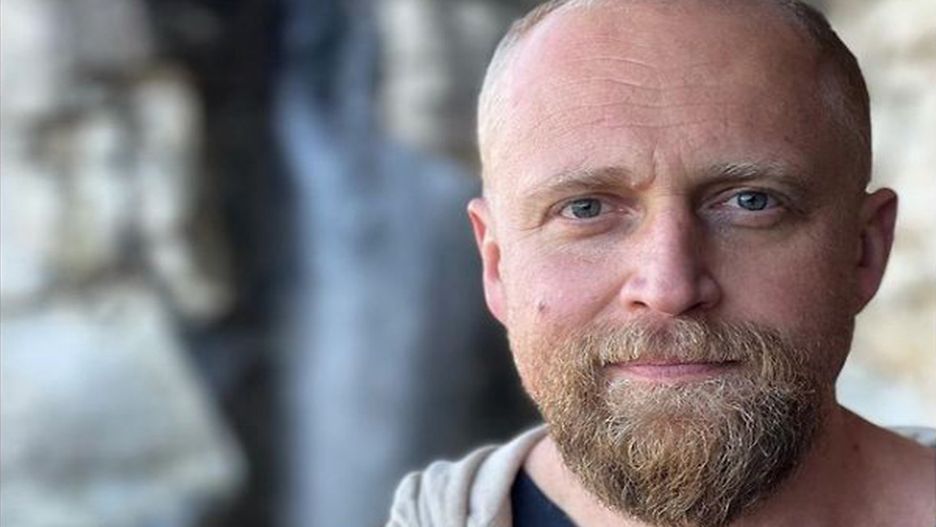 Piotr Adamczyk cieszy się z sukcesu serialu, w którym wystąpił.