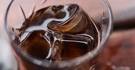 Niszczy jelita jak żaden inny. Najgorszy alkohol wg proktologa