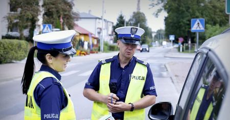 Policjanci wspólnie z księdzem po mszy św. rozdawali uczestnikom odblaski chroniące ich bezpieczeństwo