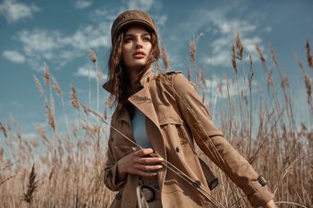 Jesienne trendy: Jakie kolory, tkaniny i fasony będą królować?