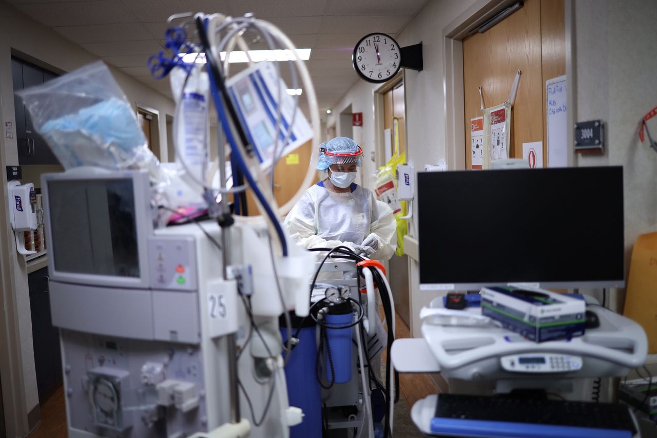 Lekarz w szpitalu w USA przygotowuje się do leczenia pacjenta z koronawirusem na oddziale intensywnej terapii. Zdjęcie ilustracyjne