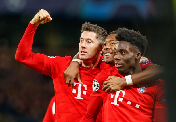 LONDON, ENGLAND - FEBRUARY 25: (BILD ZEITUNG OUT) Robert Lewandowski of FC Bayern Muenchen celebrates after scoring his team's third goal with teammates during the UEFA Champions League round of 16 first leg match between Chelsea FC and FC Bayern Muenchen at Stamford Bridge on February 25, 2020 in London, United Kingdom. (Photo by Roland Krivec/DeFodi Images via Getty Images)