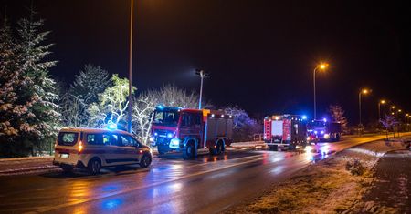 Strażacy wynieśli nieprzytomnego z płonącego budynku