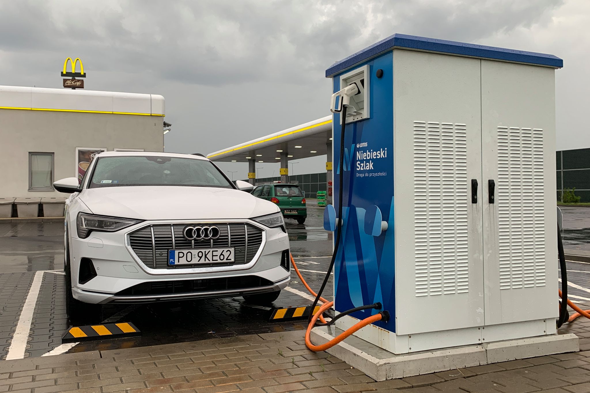 Szybkie stacje ładowania ułatwiają podróżowanie elektrykiem po kraju