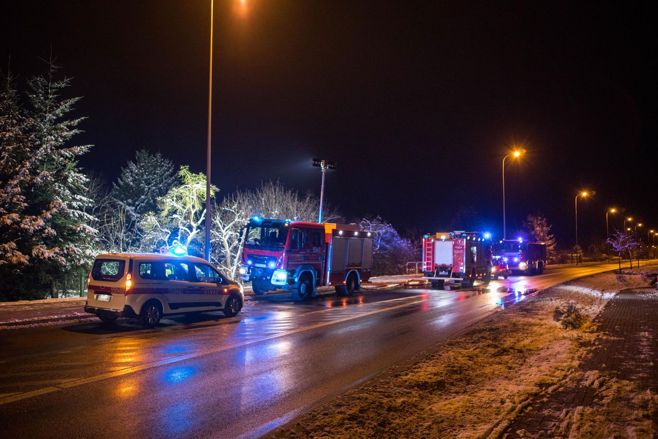 Strażacy wynieśli nieprzytomnego z płonącego budynku