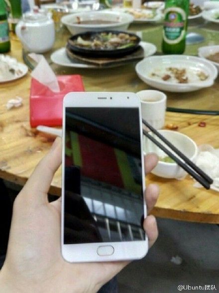 W skrócie: Galaxy S6 edge i One M9 w starciu z kluczami, nożem i młotkiem 2