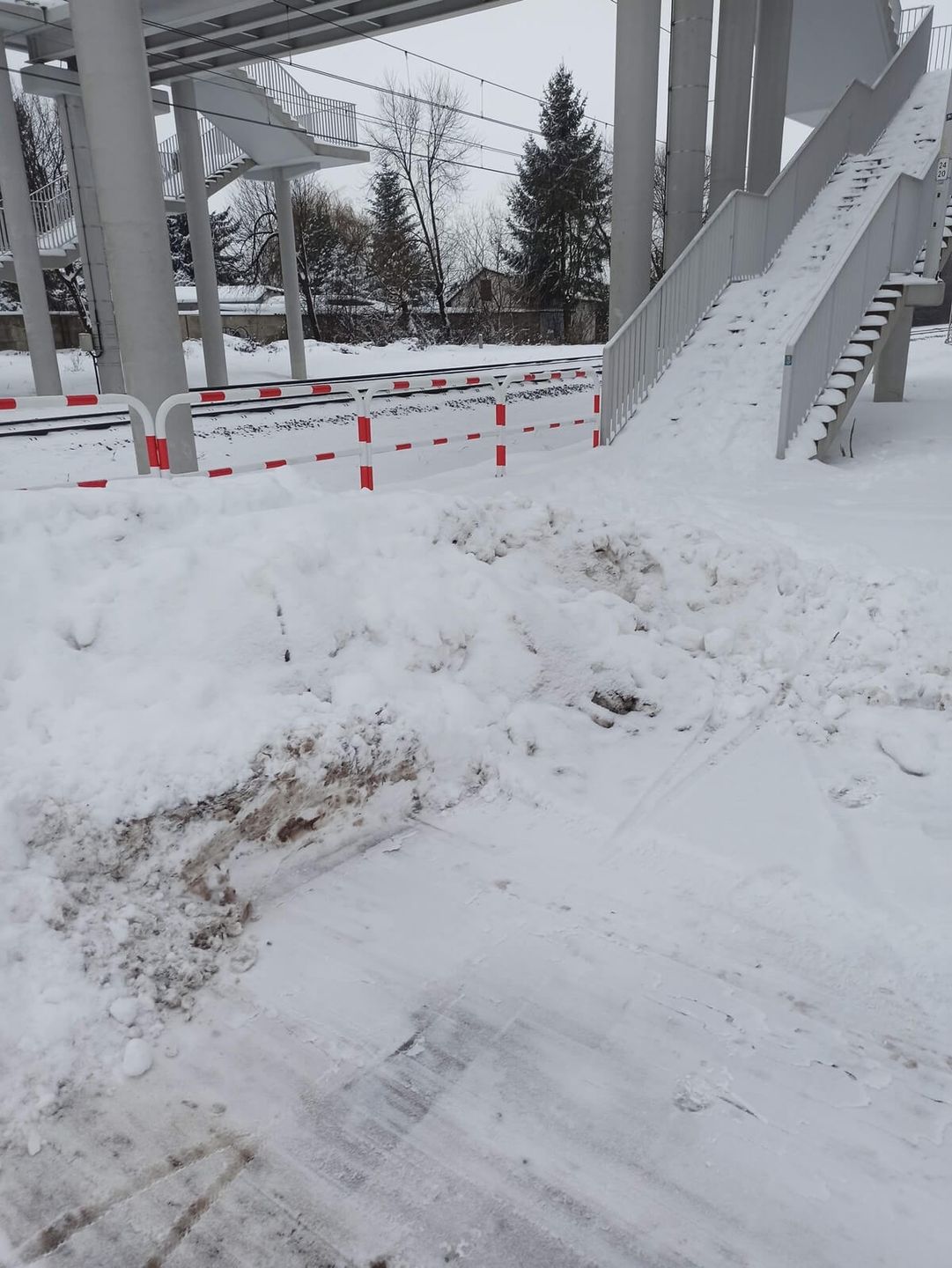 Nieodśnieżona kładka nad torami w Konopnicy - stan na 04.12.2023, godz. 7:40