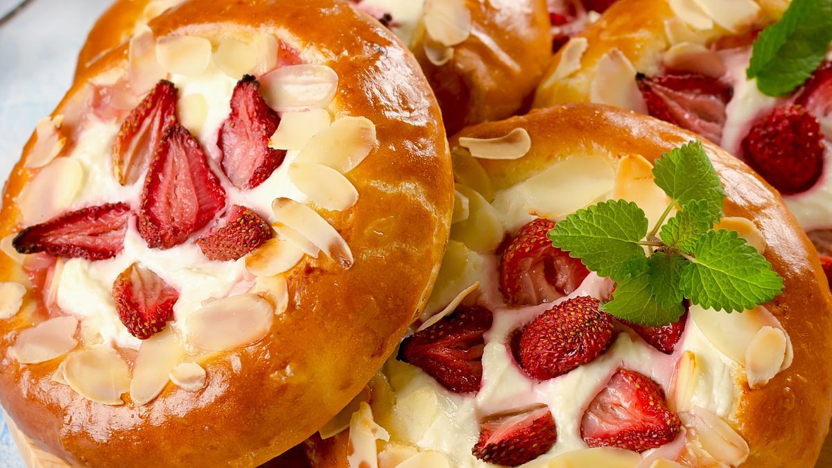 Drożdżówki z serem i truskawkami