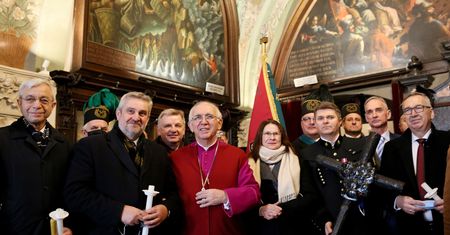 Politycy PiS na Jasnej Górze bez maseczek. "Przykłady niedostosowane do rzeczywistości"