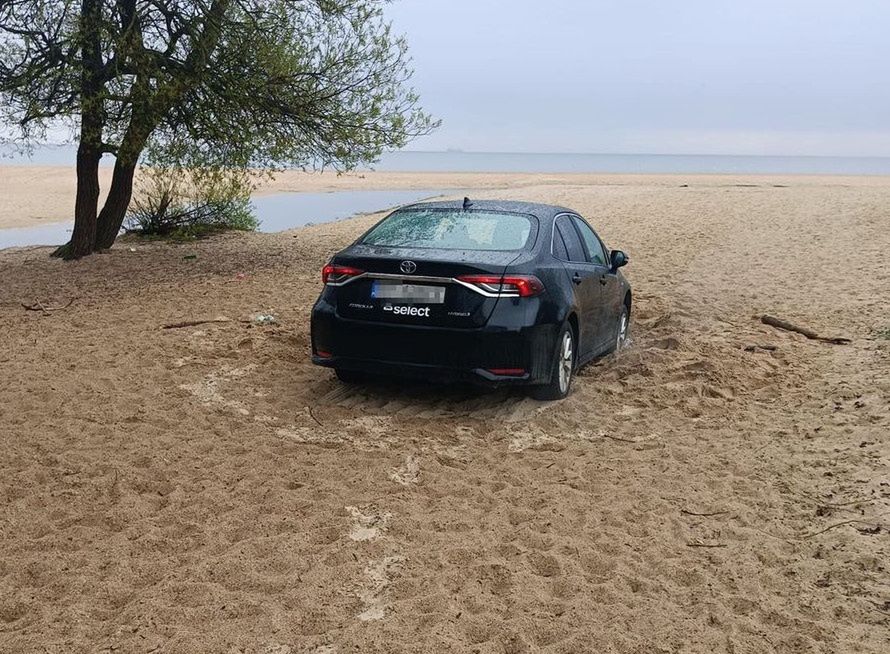 Wjechał na plażę autem i utknął. Policja dla kierowcy nie miała litości