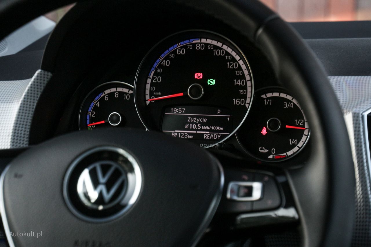 Analogowe wskaźniki w Volkswagenie e-up!-ie oraz wynik zużycia energii, który jest standardem w tym aucie