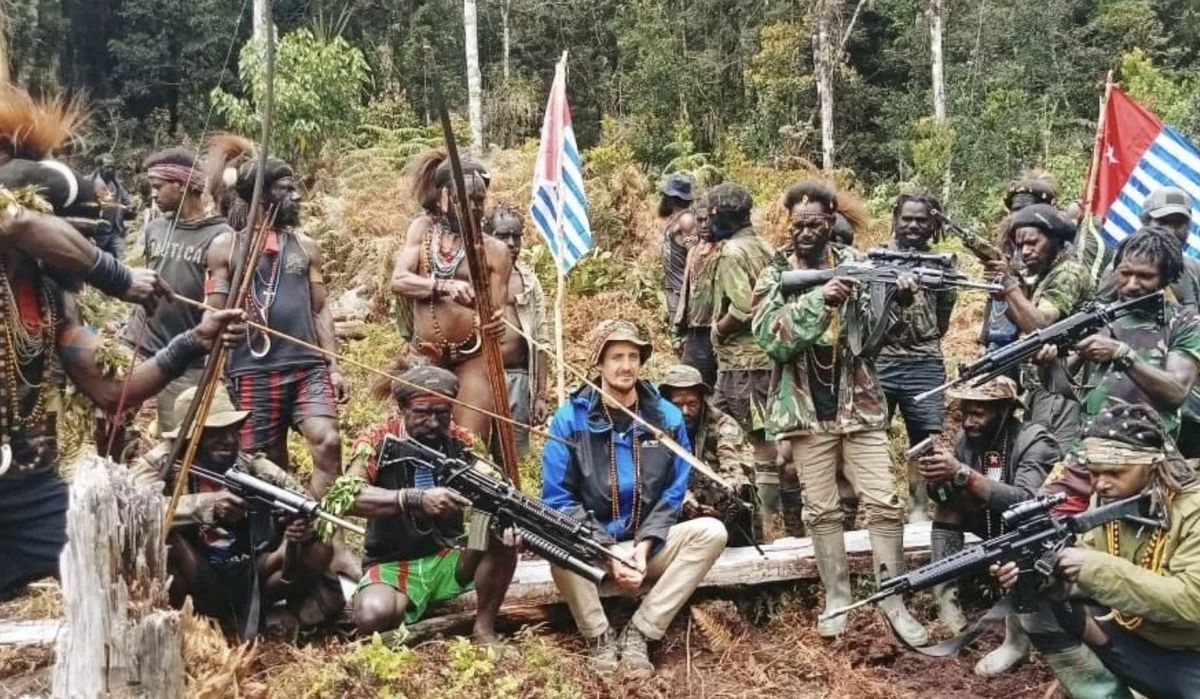 Zdjęcia pilota z Nowej Zelandii otoczonego przez porywaczy - zbrojonych bojowników papuaskiej separatystycznej armii - obiegły świat