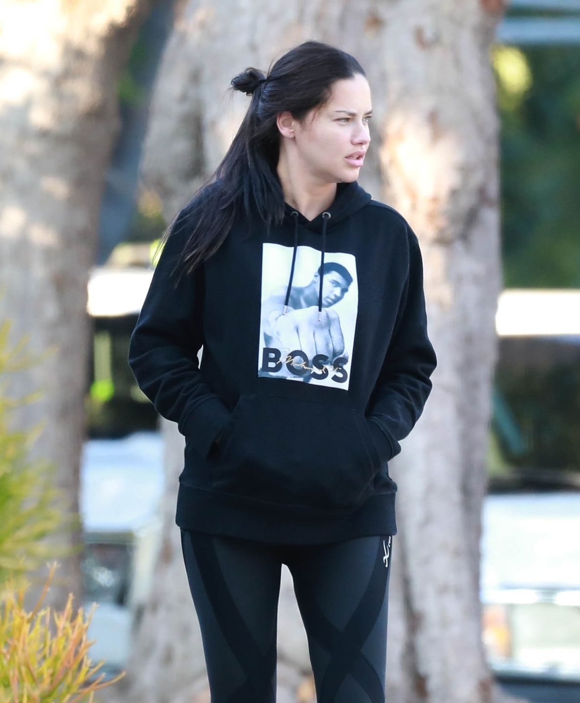 Naturalna Adriana Lima na spacerze w Los Angeles