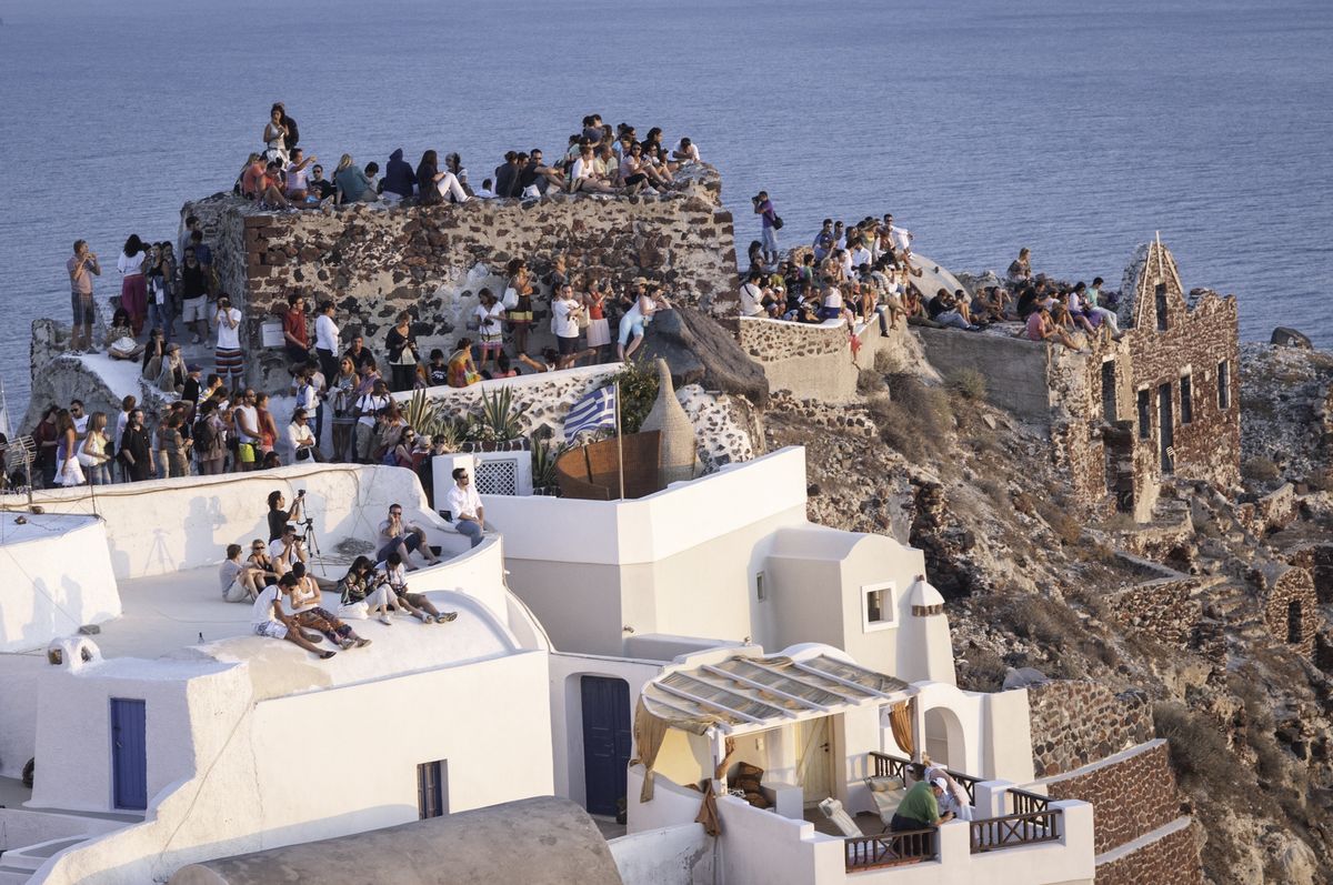 Turyści jak szaleni odwiedzają Santorini 