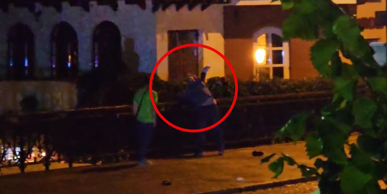 Dramatyczne nagranie z Olsztyna. Człowiek wrzucony do rzeki. Mało kto reaguje