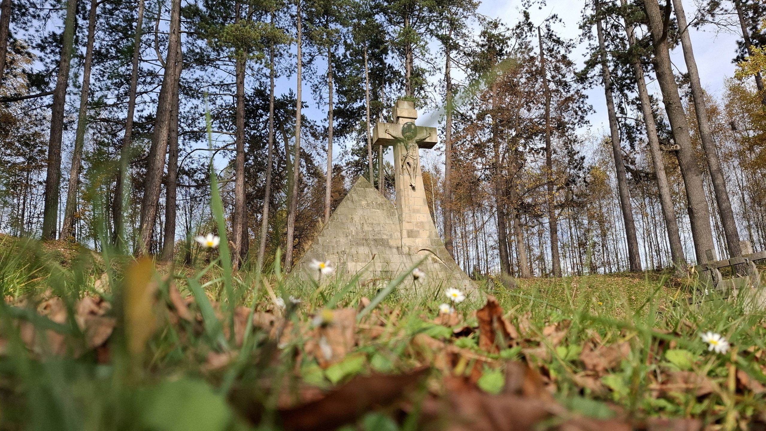 Piramida i mauzoleum - dwa najbardziej niezwykłe grobowce w powiecie Gorlickim