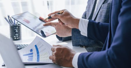 Zero danych, zero decyzji. Dlaczego intuicja to zły doradca w marketingu